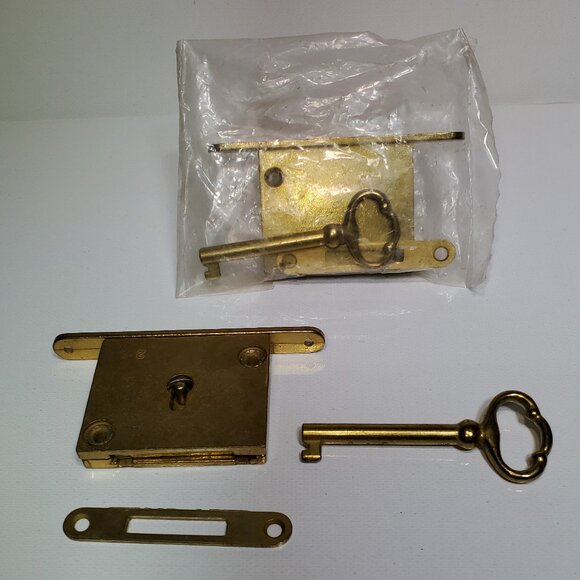 VINTAGE BRASS CHEST LOCKS WITH ORNATE BRASS KEYS. LOCKS ARE MORTISE STYLE. - Picture 4 of 5